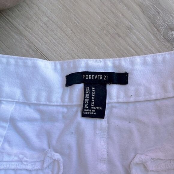 Forever 21 High Waisted White Cuffed Midi Shorts Size Medium - Picture 3 of 3